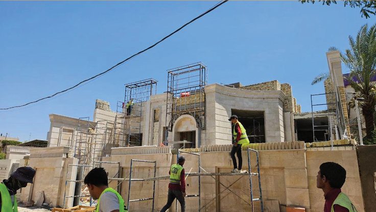 تیمی وهب الاعتماد لە کاتی تەواوکردنی ڕووکاری ڤێلایەکدا